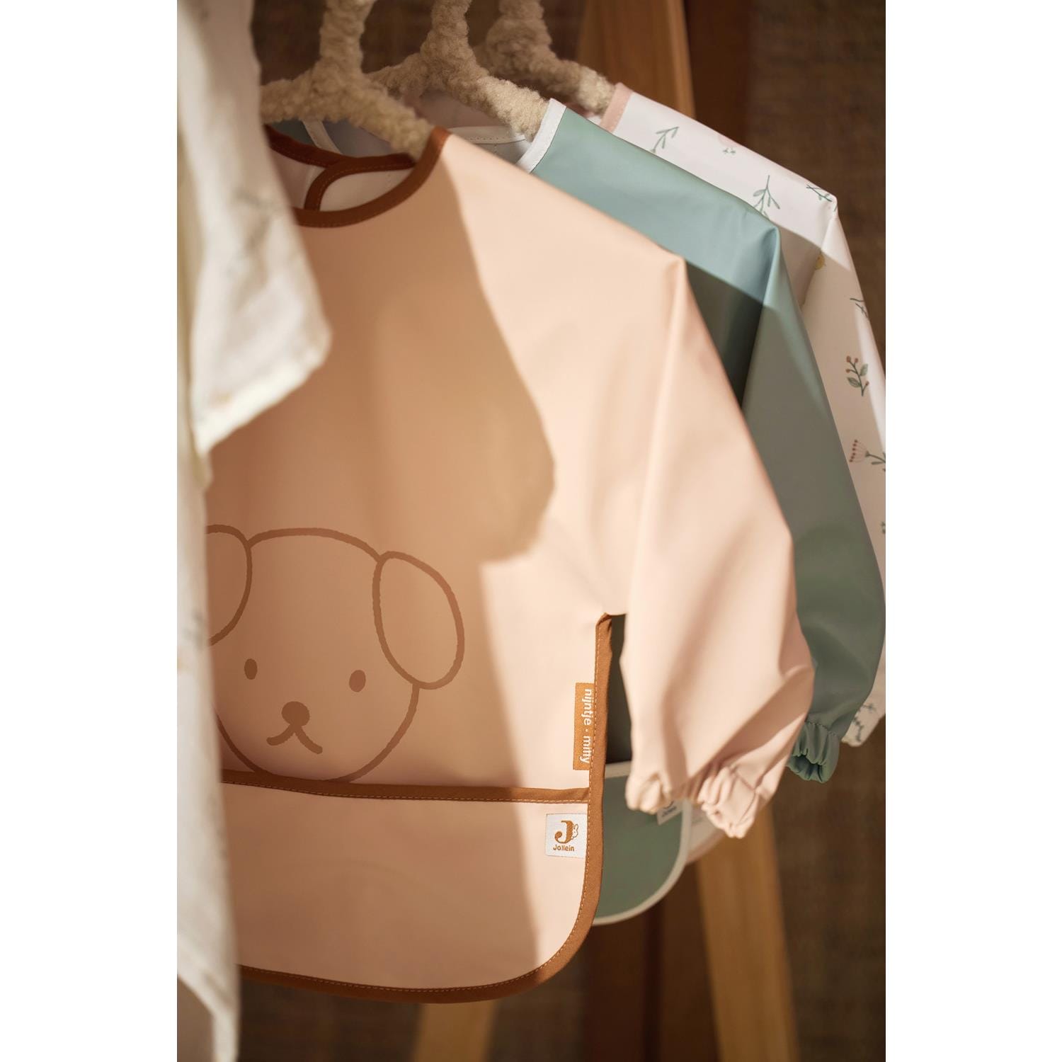 Bavoir à manches imperméable Miffy Peekaboo ROSE Jollein