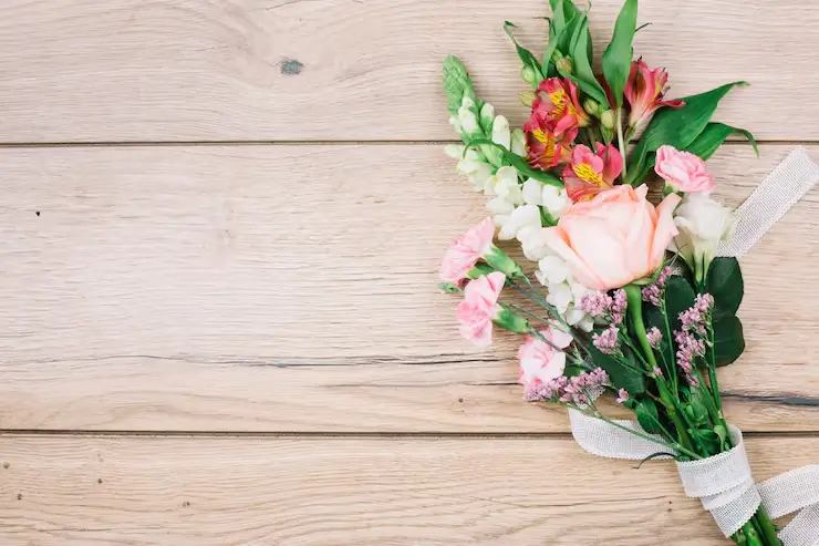 Un bouquet de fleurs posé sur une table en bois