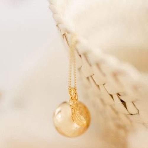 bola-de-grossesse-gri-gri-plume-chaine-or-jaune-18-carats