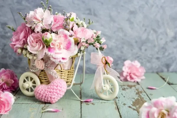 Un bouquet de fleurs colorÃƒÂ©es rose pour une naissance fille