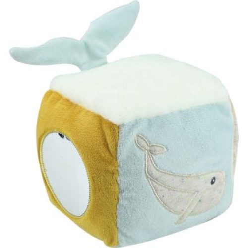 cube-d-activites-au-large-de-nova