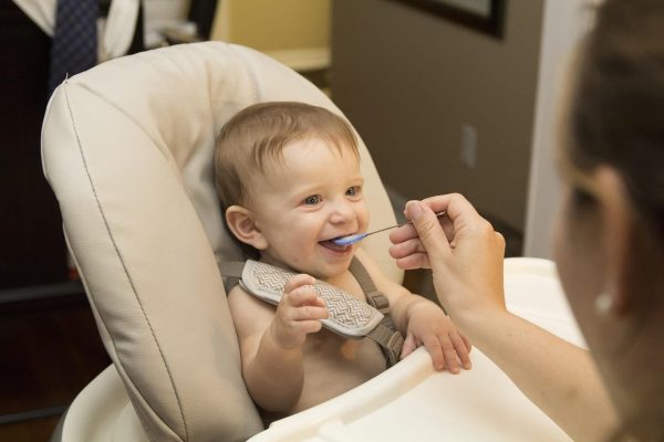 bebe qui mange de la nourriture diversifiÃƒÂ©e