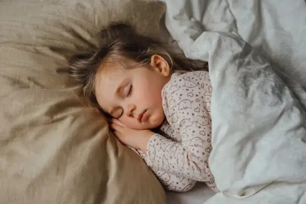 Une petite fille qui dort dans un sommeil important