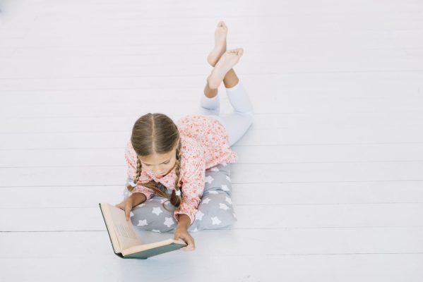 jolie-petite-fille-lisant-livre (1)