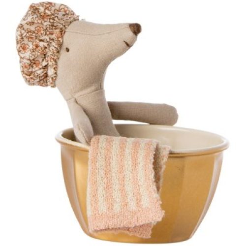 souris-dans-sa-baignoire-grande-soeur